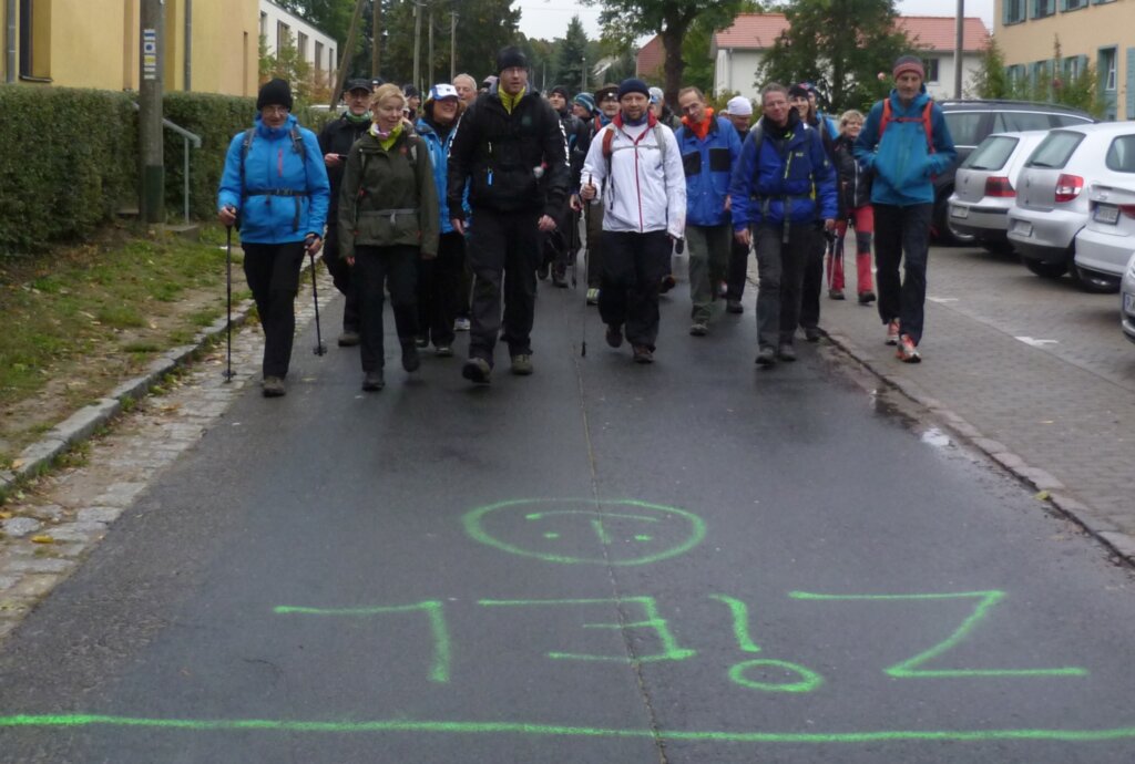 Gut die Hälfte der Läufer erreicht zusammen das Ziel – nach 23,5 Stunden und 100 Kilometern!