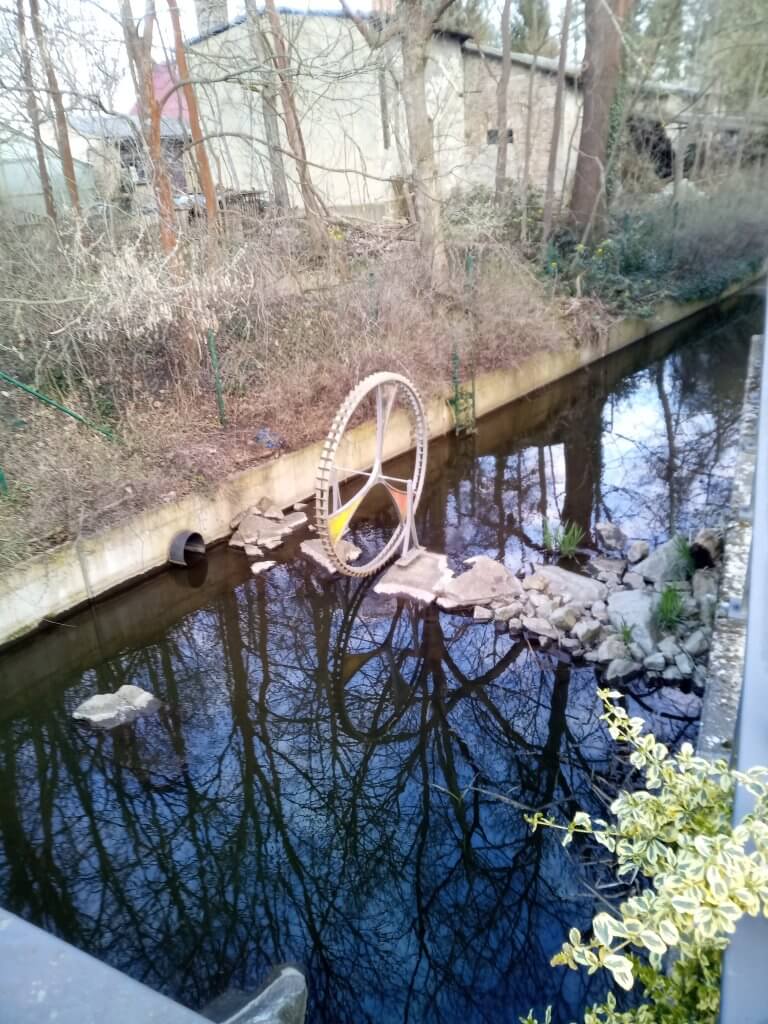 Eine Schmiede hat ein Wasserrad in einen Nuthezufluss gestellt