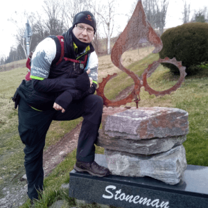 Stoneman 2024 - Tag 1: Ein Stoneman-Felsen am Wegesrand bei Crottendorf