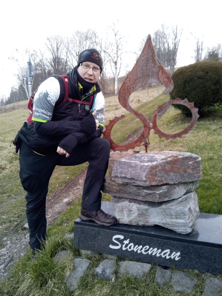 Stoneman 2024 - Tag 1: Ein Stoneman-Felsen am Wegesrand bei Crottendorf