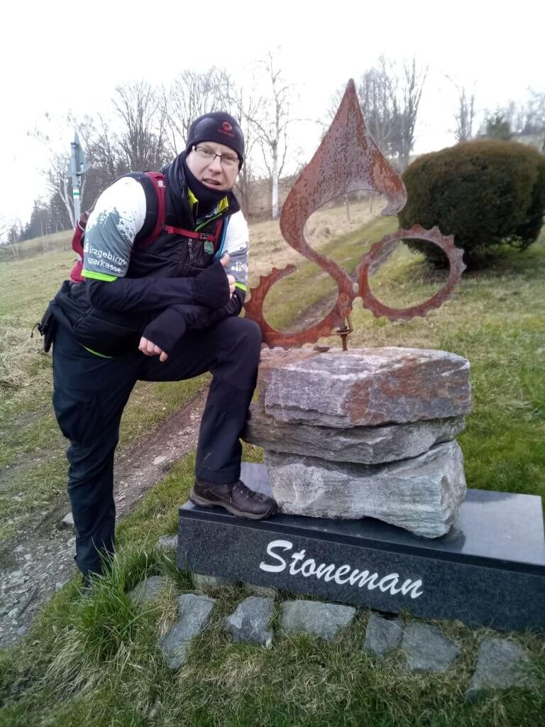 Eine Stoneman-Statue am Wegesrand kurz vor Crottendorf