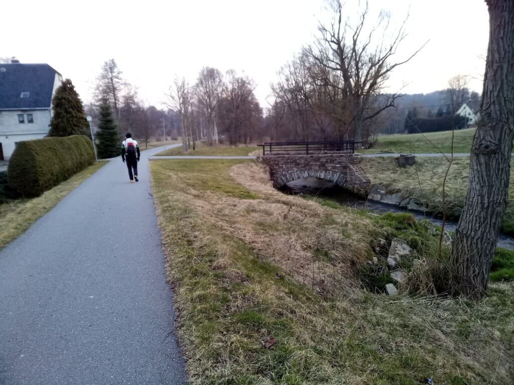 Idyllischer Radweg in Crottendorf parallel zu einem Flüsschen