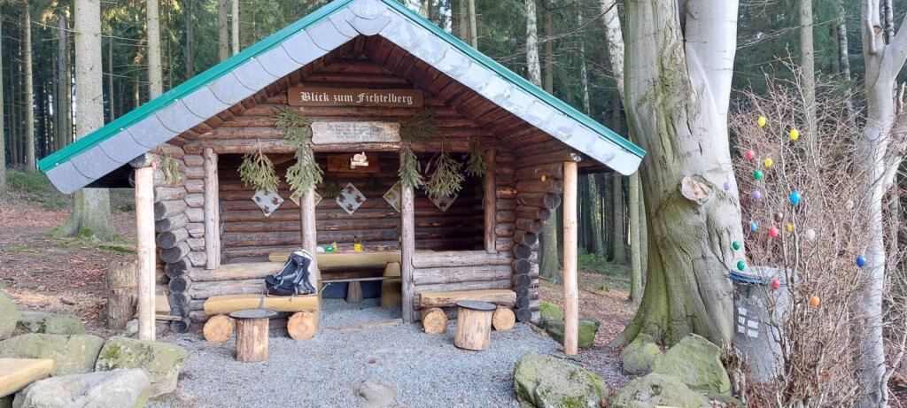 Hütte mit "Blick zum Fichtelberg" lädt zur Rast ein