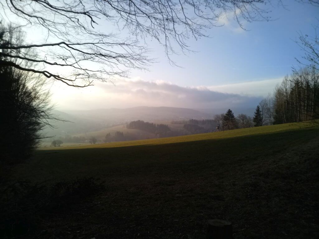 Der Fichtelberg ist im Sonnenaufgang kaum zu erkennen